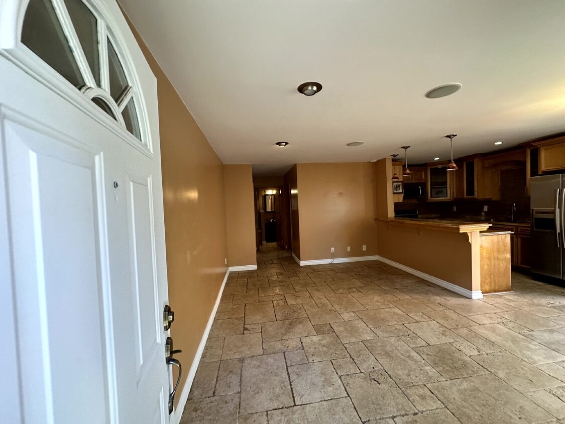 Building Photo - Spacious one bedroom one bath Condo. Custo...