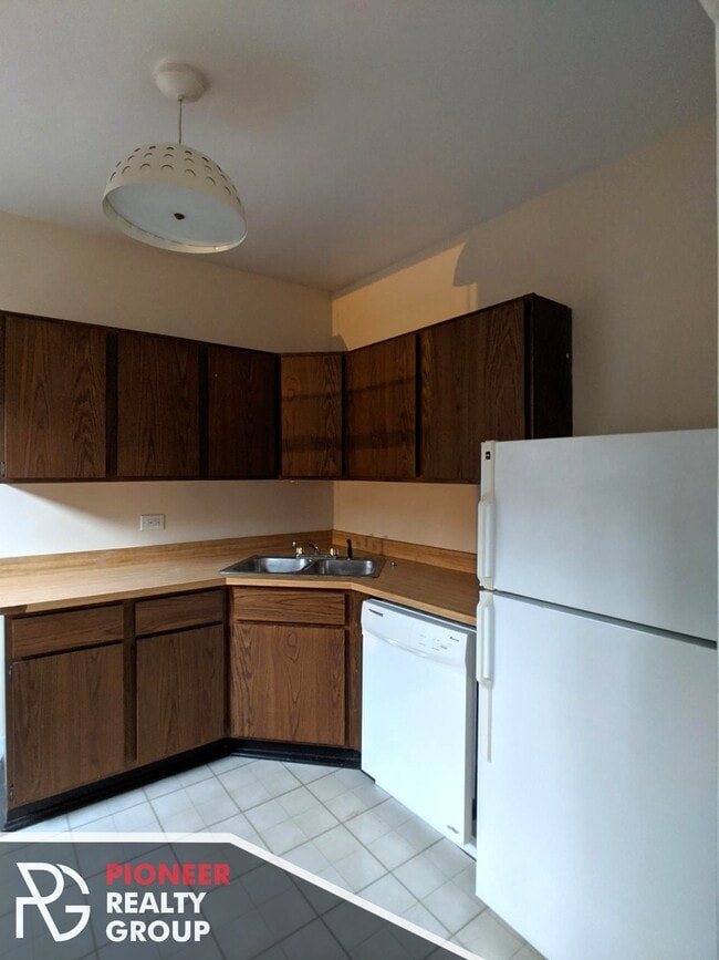 Building Photo - 3517 N Racine Ave