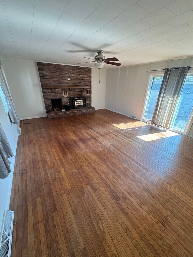 Foto del edificio - Two Bedroom Single Family Home with Fenced...