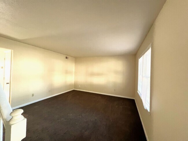 Building Photo - Two story duplex home! feels private like ...