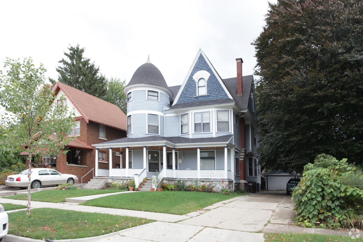 Building Photo - 504 College Ave SE