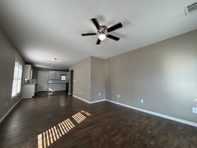 Foto del edificio - 3113 E 12th St