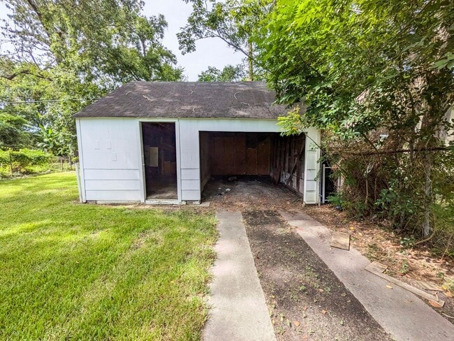 Building Photo - 1810 Roberts Ave