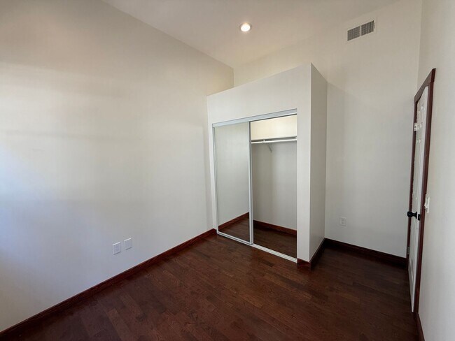 Foto del edificio - 230 W Cedar St