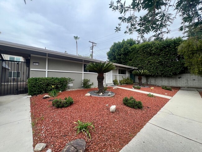 Building Photo - 5811 Agnes Ave