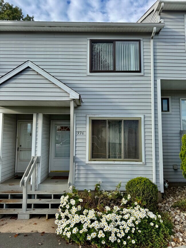 Foto del edificio - 376 Cypress Rd