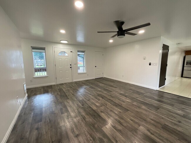 Building Photo - Beautiful 3 Bedroom 2 Bath Home at Lawrence Lake!