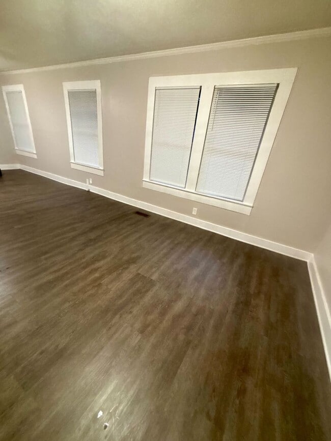 Building Photo - 3BR Cozy Starter Home with Spacious Layout