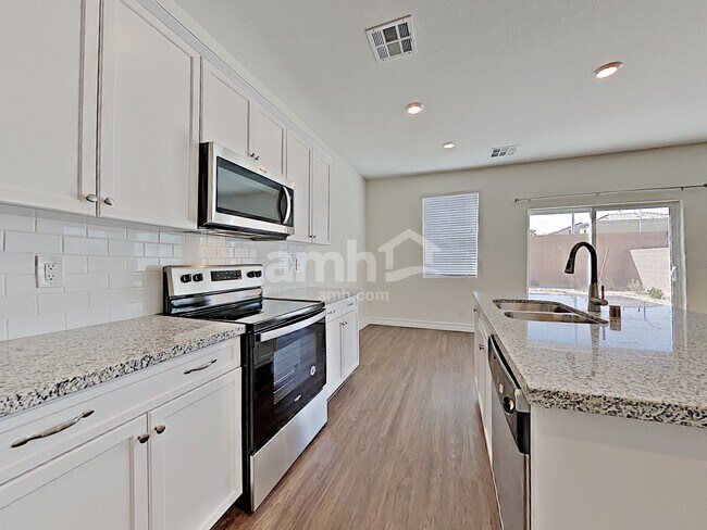Foto del edificio - 9875 S Eastern Ave