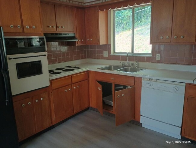 Kitchen - 970 Turner Rd
