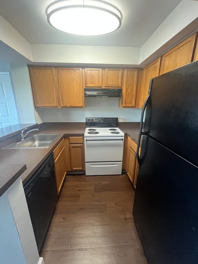 ONE BEDROOM ONE BATHROOM!! WATERFRONT COMMUNITY - ONE BEDROOM ONE BATHROOM!! WATERFRONT COMMUNITY