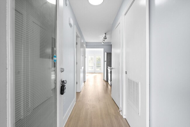 Foto del edificio - Beautiful 2 Bedroom Condo For Rent Near APSU!