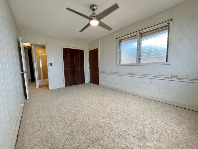 Foto del edificio - Pearl City - 2BR, 1BA House on Duplex Lot w/ 2 Parking Garage