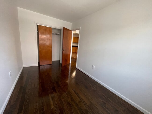 Foto del edificio - 558 Hart St