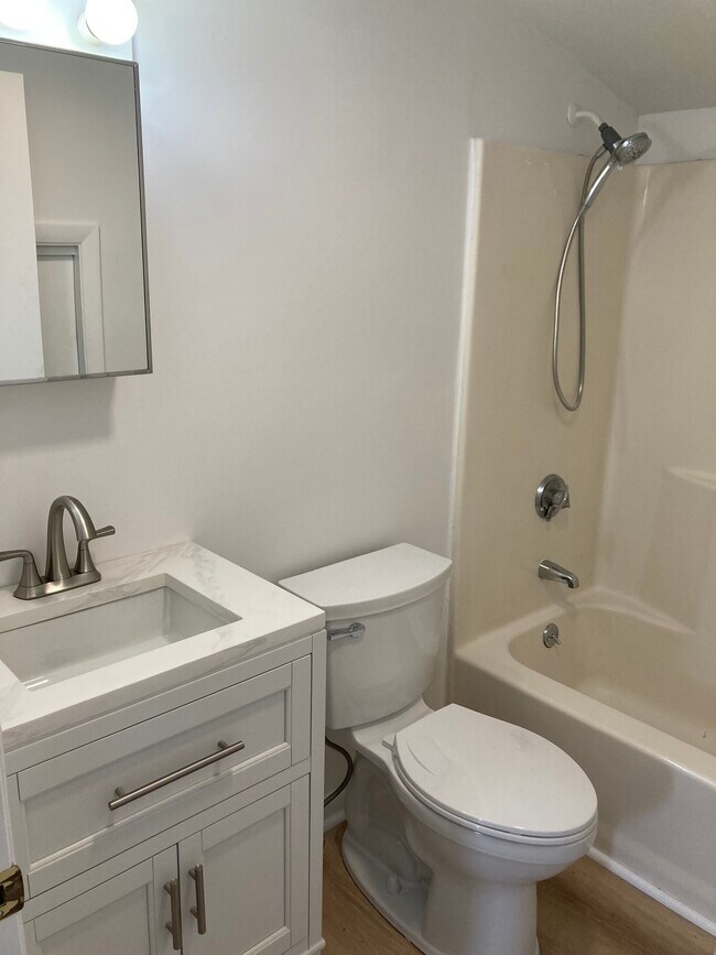 Building Photo - 8 Regency Dr