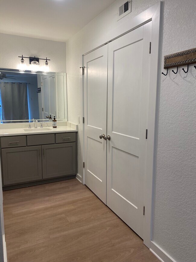 Updated bath - 846 Thistledown Dr
