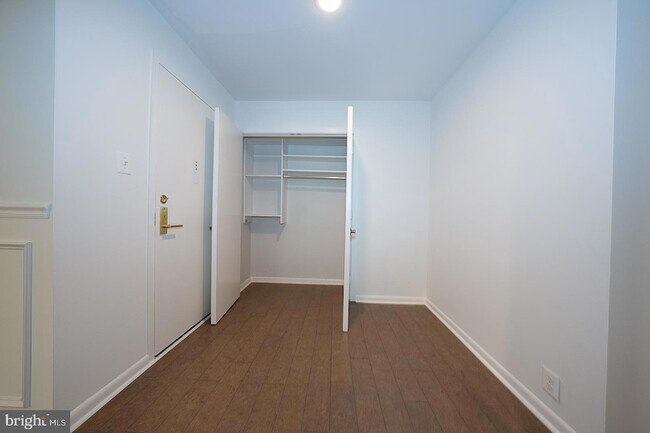 Building Photo - 1640 Oakwood Dr