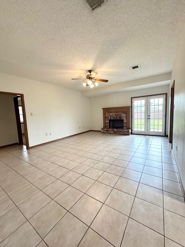 Sala de estar con chimenea - 6853 Willie Lou Ave