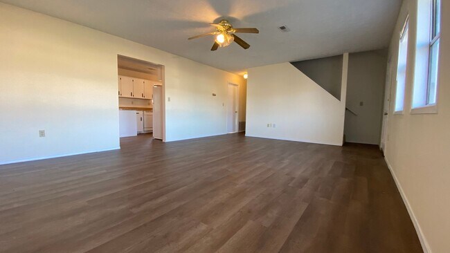 Building Photo - 3 Bedroom, 2 Bathroom Home with a Fenced I...
