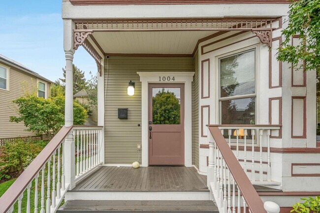 Building Photo - Charming, updated 3-bdrm/2.5-bath vintage ...