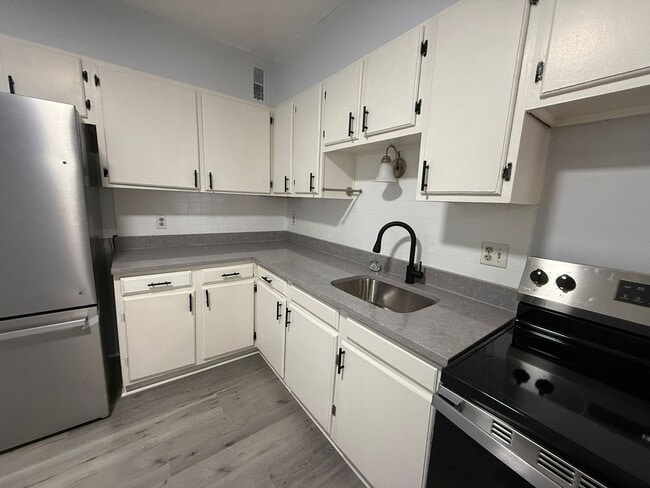 Building Photo - 82 Pine St