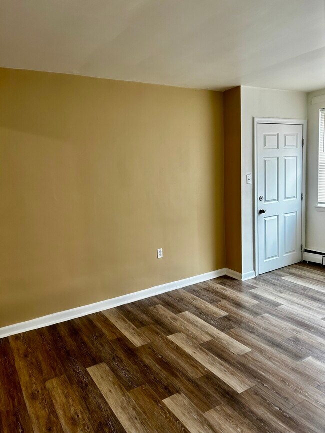 Puerta de entrada interior del apartamento con pared acentuada. - 6008 N 12th St