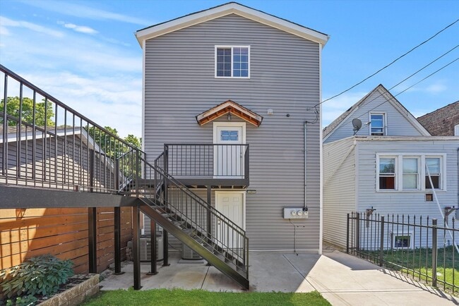 Building Photo - 2118 N Kilpatrick Ave