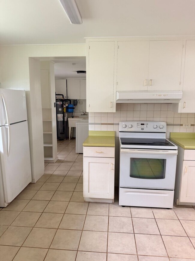 Foto del edificio - Cozy home with large yard in Wailuku