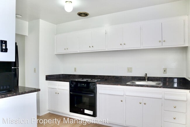 Building Photo - 3 br, 1.5 bath House - 300 Mayten Way