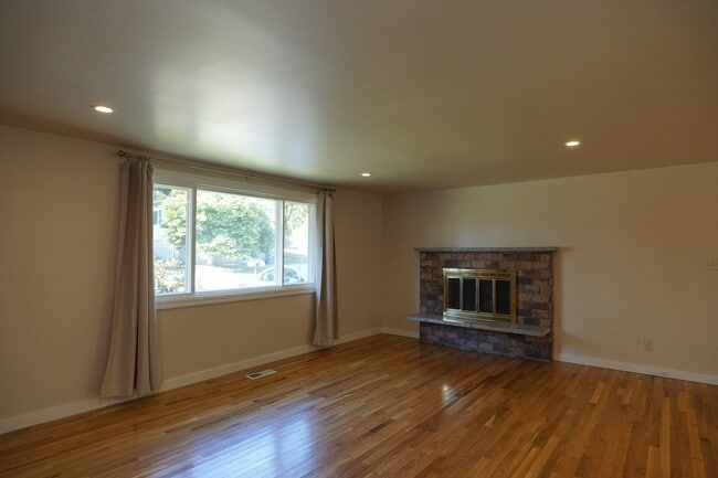 Building Photo - 1017 S 124th Pl