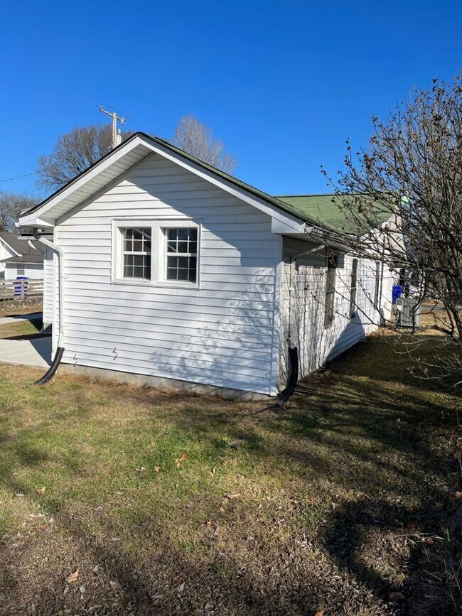 Foto del edificio - CUTE WHITE COTTAGE LOCATED IN CLINTON. NO CATS, LAP DOGS ONLY! LEASE ONLY.