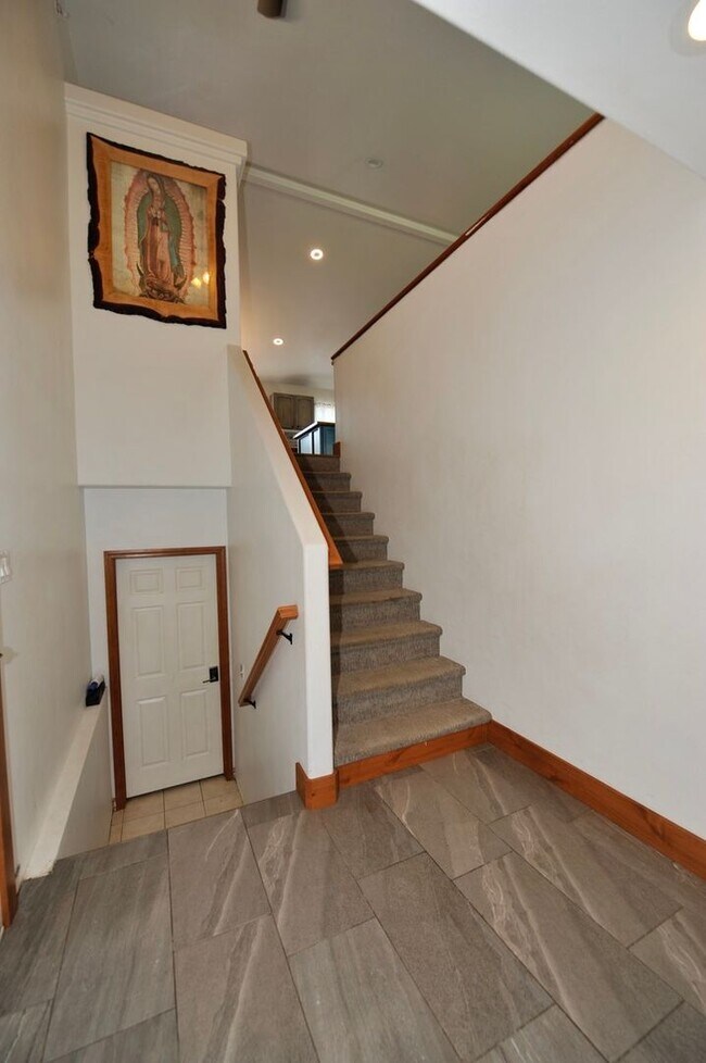 Building Photo - Montrose Community 4 bed 2 bath with 2nd l...