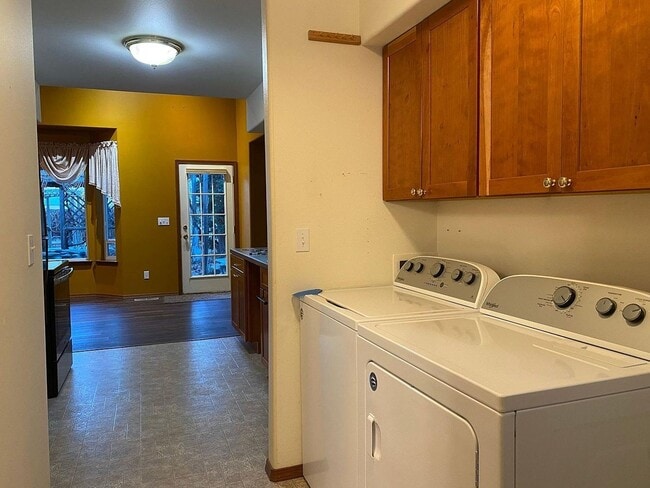 Building Photo - 309 River St