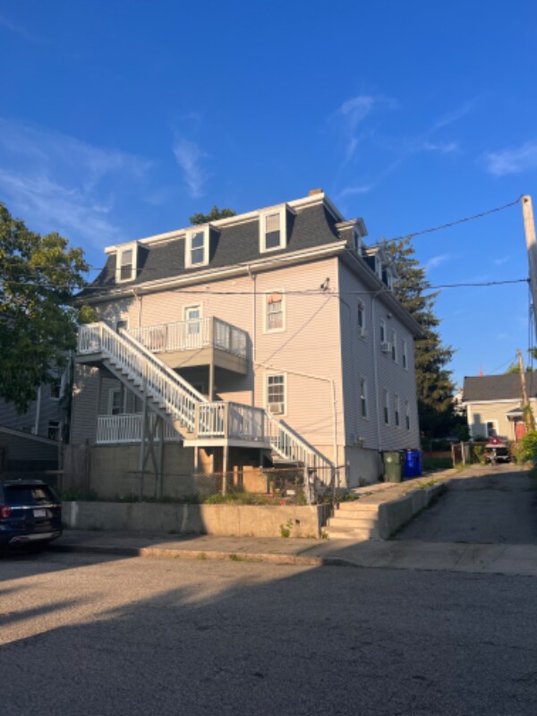 Primary Photo - 39 Danforth St