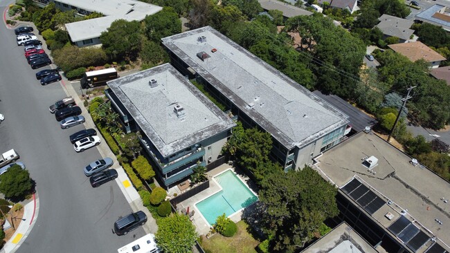 Building Photo - 320 Vía Casitas