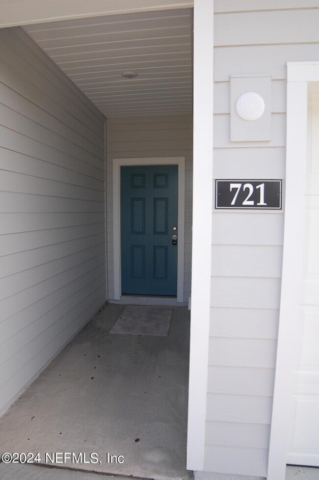 Building Photo - 721 Holly Lks Dr