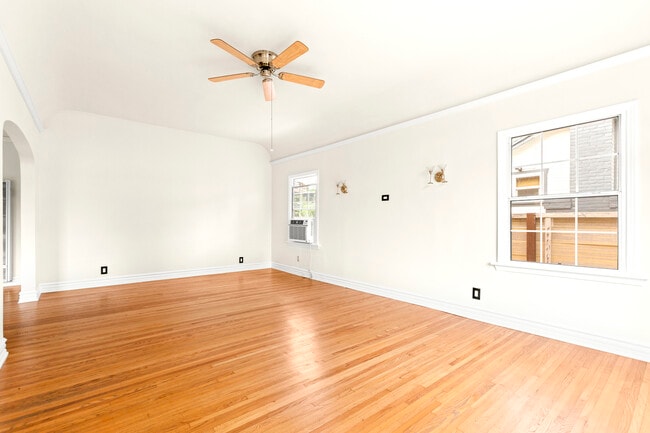 Foto del edificio - 827 N Laurel Ave