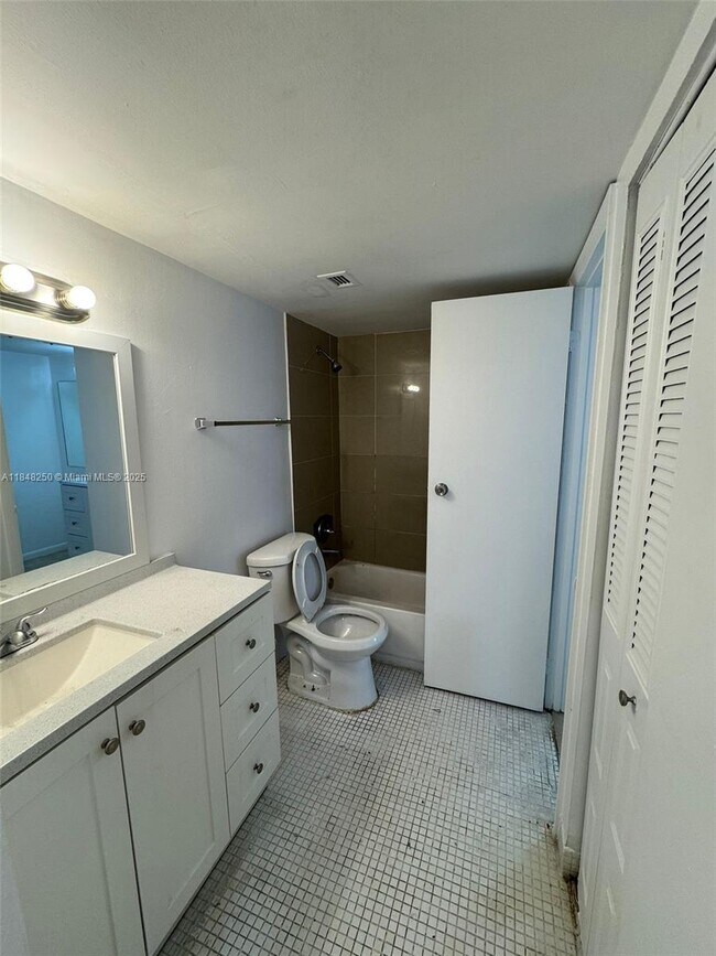 Foto del edificio - 496 NW 165th St