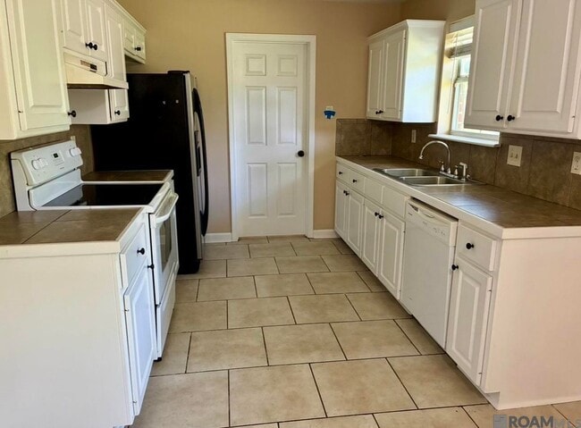 Foto del edificio - 10205 Lake Ridge Ave