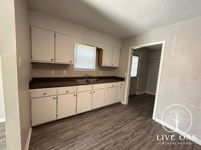 Building Photo - 215 Pointe S Dr