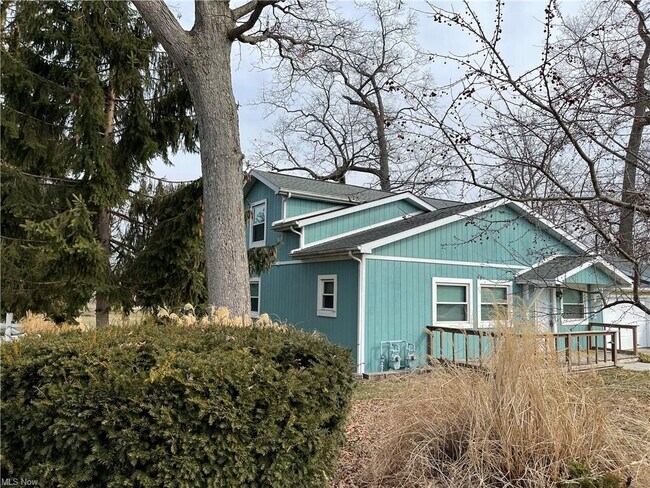Building Photo - 252 Oak Grove Dr