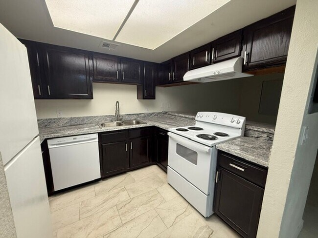 Foto del edificio - BEAUTIFUL 2STORY - 3DEBS 2 1/2 BATHS