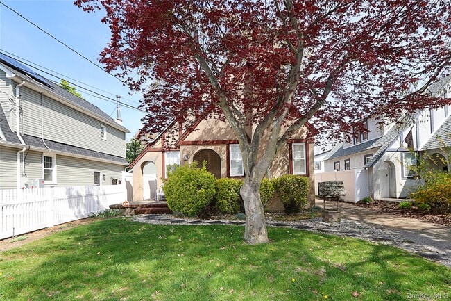 Foto del edificio - 987 Kings Pkwy