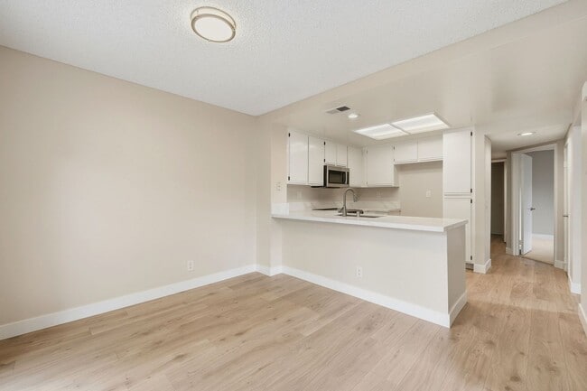 Building Photo - Upgraded 3 Bed 3 Bath Princeton Townhome