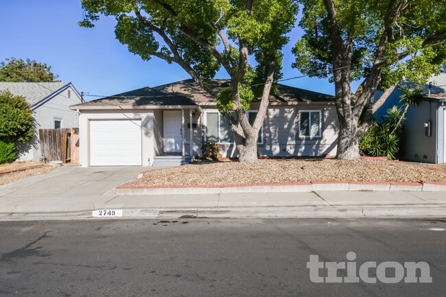 Building Photo - 2749 El Rey St