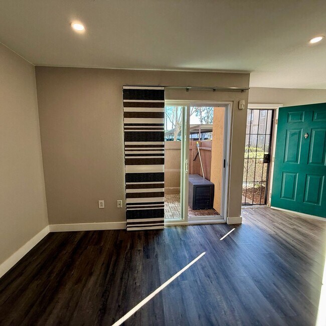 Foto del edificio - Stunning 2 bedroom, 1.5 bathrooms, 2 story townhouse for rent in Allure Condos in Serra Mesa!