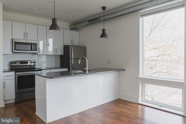 Building Photo - 2617 W Girard Ave