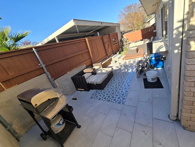 Foto del edificio - 7401 Sordello Dr