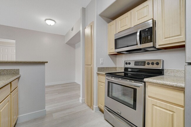 Building Photo - Gorgeous Downstairs One Bedroom in the Sou...