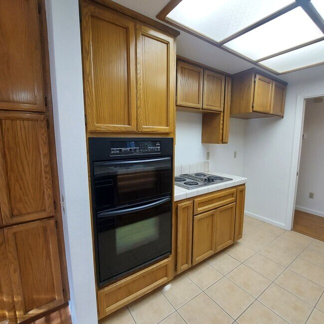 Foto del edificio - Nice 3bed and 2 bath home; excellent Roseville location